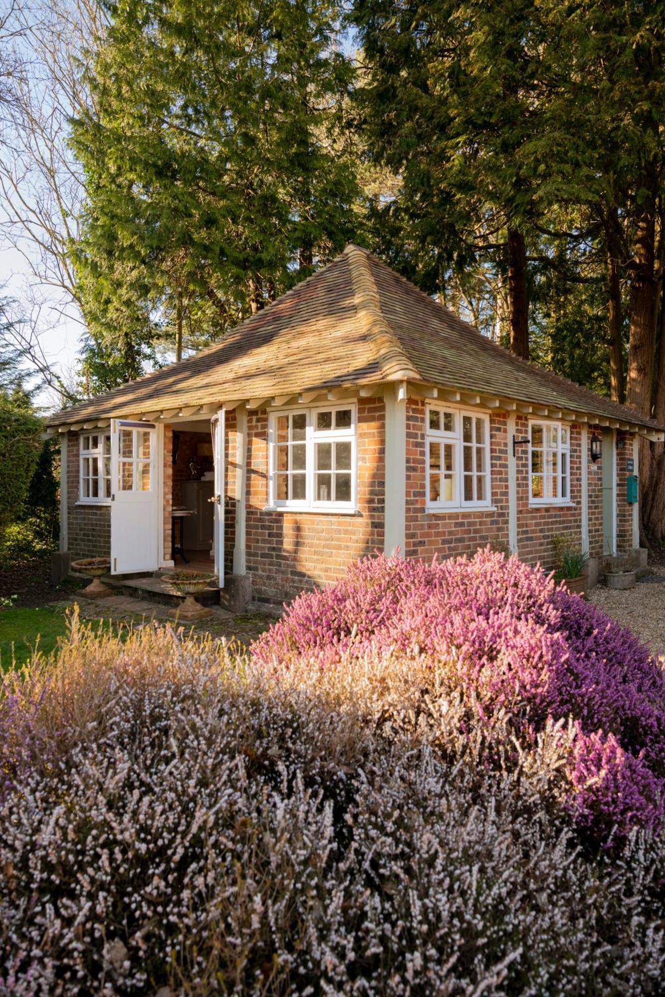 Old Mill Lodge By Huluki Sussex Stays Hurstpierpoint Екстер'єр фото