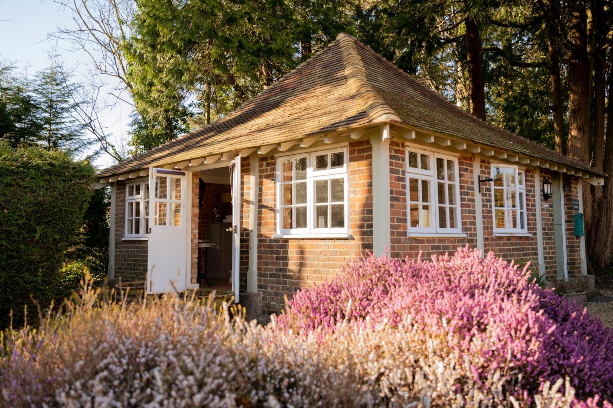 Old Mill Lodge By Huluki Sussex Stays Hurstpierpoint Екстер'єр фото