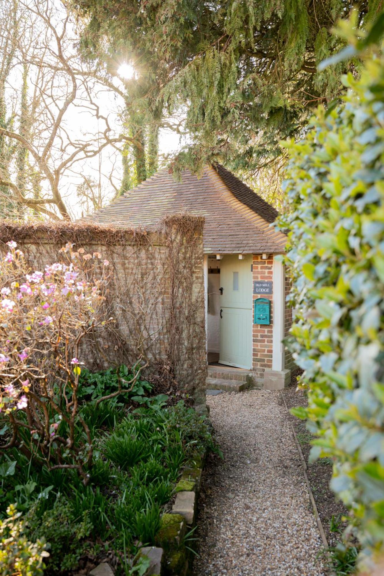 Old Mill Lodge By Huluki Sussex Stays Hurstpierpoint Екстер'єр фото