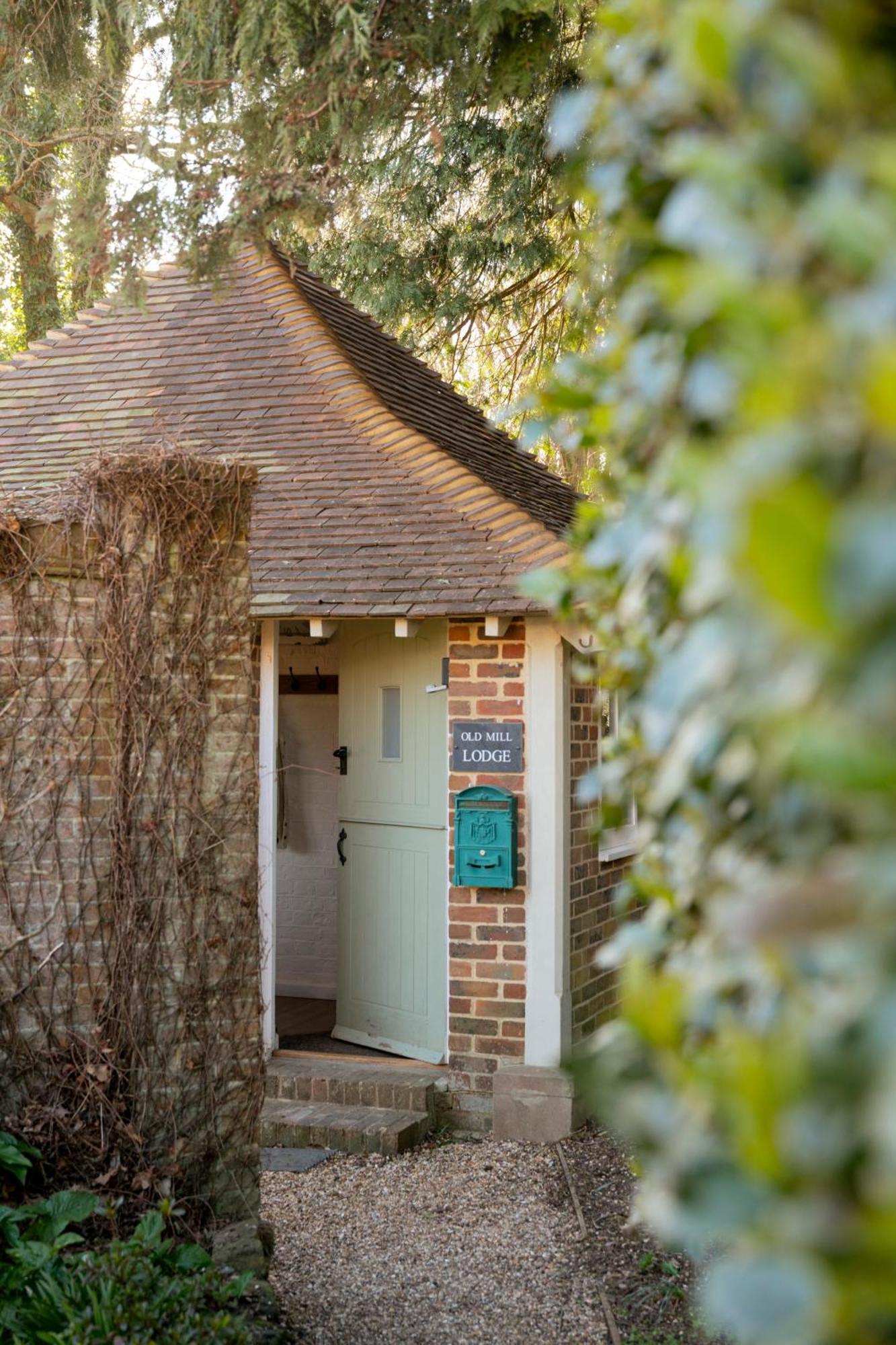 Old Mill Lodge By Huluki Sussex Stays Hurstpierpoint Екстер'єр фото