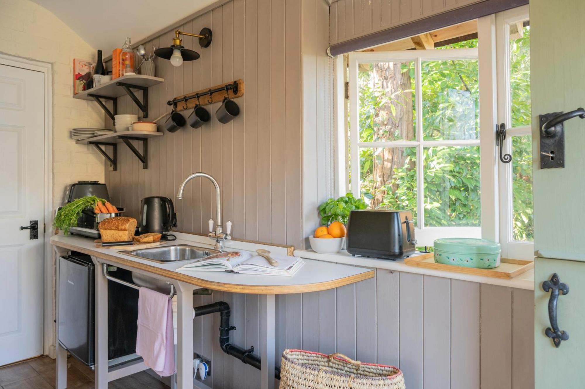 Old Mill Lodge By Huluki Sussex Stays Hurstpierpoint Екстер'єр фото