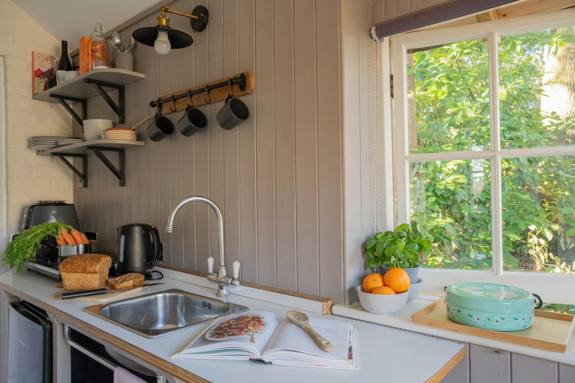 Old Mill Lodge By Huluki Sussex Stays Hurstpierpoint Екстер'єр фото