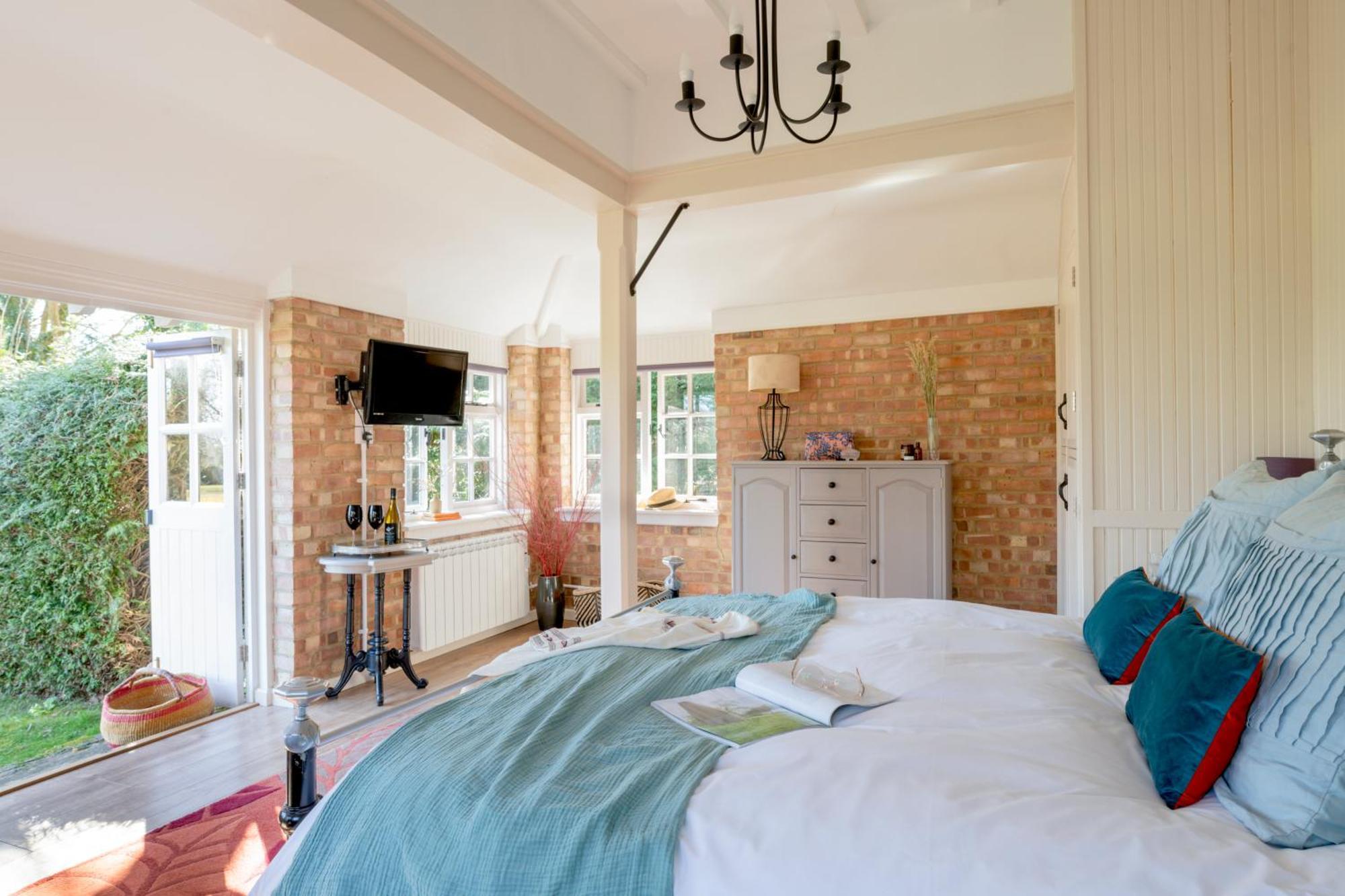 Old Mill Lodge By Huluki Sussex Stays Hurstpierpoint Екстер'єр фото
