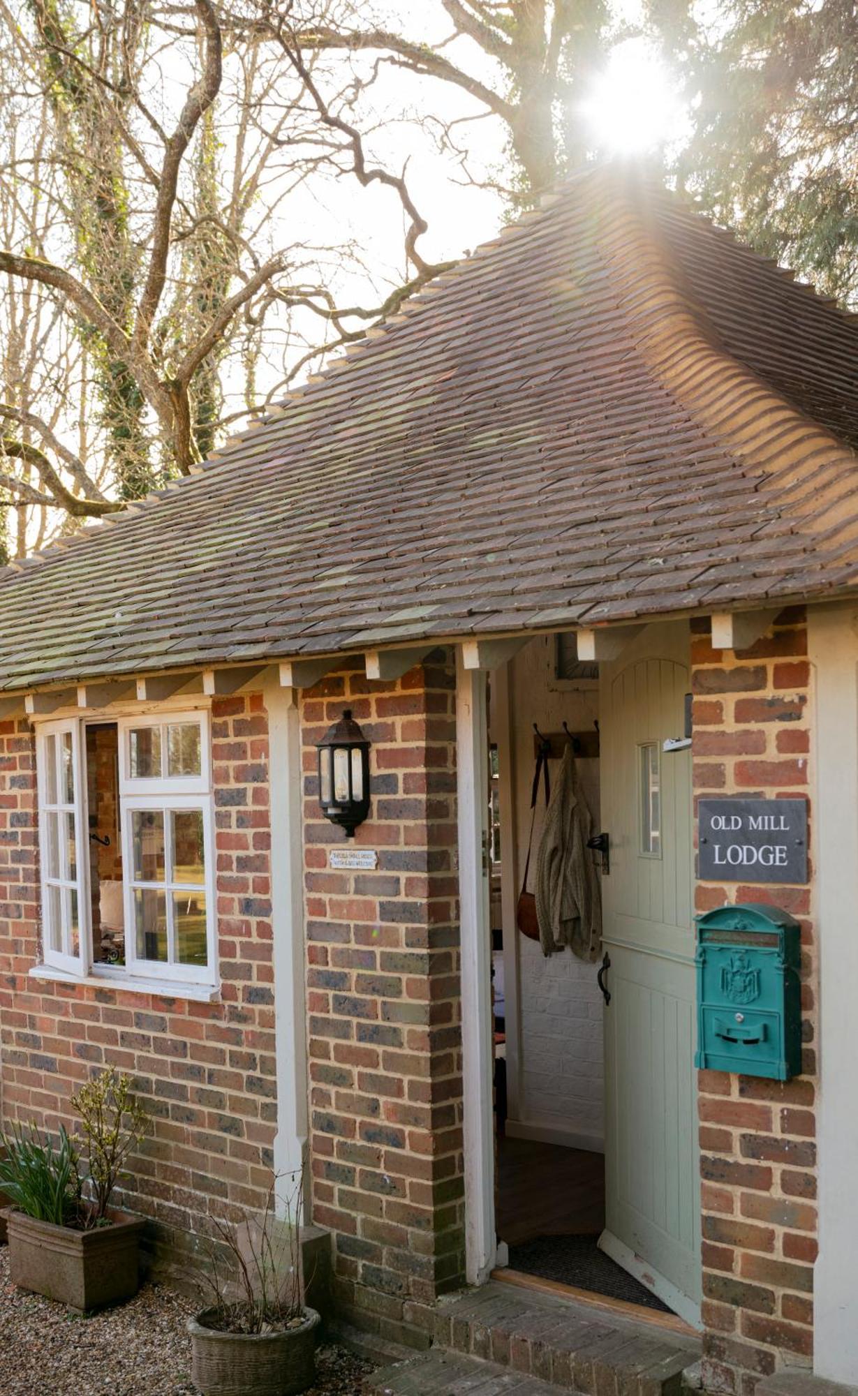 Old Mill Lodge By Huluki Sussex Stays Hurstpierpoint Екстер'єр фото