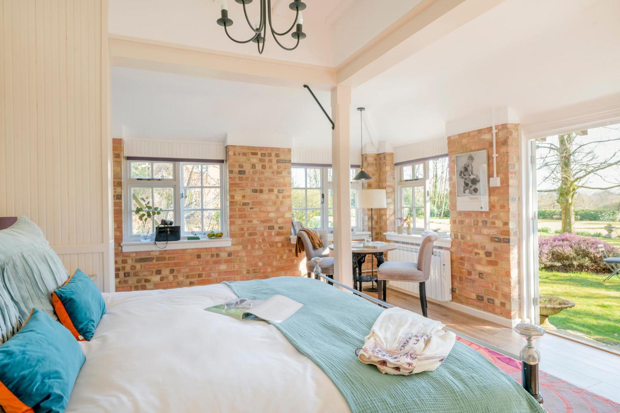 Old Mill Lodge By Huluki Sussex Stays Hurstpierpoint Екстер'єр фото